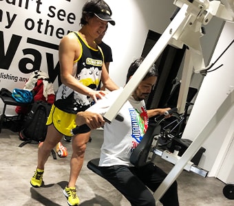 トレーニングジムでの筋力トレーニング